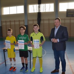 Rocznik 2009 i młodsi, najlepszy zawodnik, strzelec i bramkarz oraz Starosta Kępiński Robert Kieruzal na Mistrzostwach Powiatu w Futsalu.