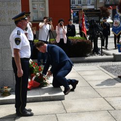 W niedzielę 8 maja w 77. rocznicę zakończenia II wojny światowej pod pomnikiem na kępińskim rynku odbyły się uroczystości upamiętniające pamięć ofiar tej wojny.