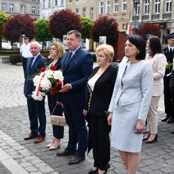 W niedzielę 8 maja w 77. rocznicę zakończenia II wojny światowej pod pomnikiem na kępińskim rynku odbyły się uroczystości upamiętniające pamięć ofiar tej wojny.