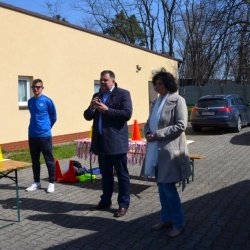 3828 Dyrektor Szkoły Podstawowej w Bralinie Beata Czaczkowska, Starosta Kępiński Robert Kieruzal, nauczyciel wychowania fizycznego Michał Górecki.