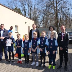 SP Mikorzyn-rocznik 2011 i młodsi. III miejsce w Mistrzostwach Powiatu w Drużynowych Biegach Przełajowych.