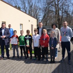 SP Łęka Opatowska-rocznik 2011 i młodsi. Mistrzowie Powiatu w Drużynowych Biegach Przełajowych.
