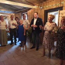 Starosta Kępiński Robert Kieruzal i Członkowie Stowarzyszenia Emerytów ,,Radosna Jesień”