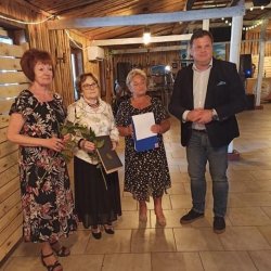 Starosta Kępiński Robert Kieruzal wraz z przedstawicielkami Stowarzyszenia Emerytów ,,Radosna Jesień”