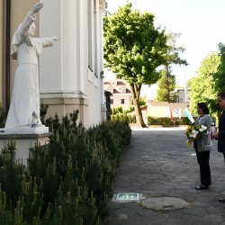 złożenie kwiatów pod pomnikiem Jana Pawła II