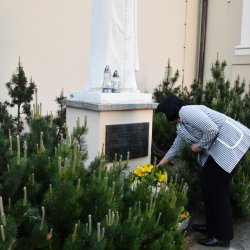 złożenie kwiatów pod pomnikiem Jana Pawła II