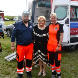 Członek Zarządu krystyna Możdżanowska i ratownicy medyczni