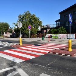 przejście dla pieszych na skrzyżowaniu Alei Marcinkowskiego i Broniewskiego