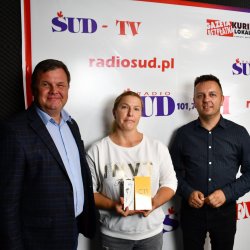 Starosta Kępiński Robert Kieruzal, nagrodzona Dorota Zadka, Przedstawiciel fundacji Po Prostu Pomagam Michał Zaczyk