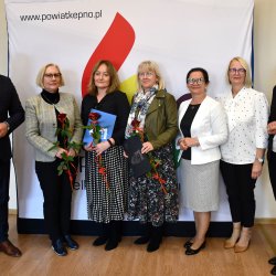 Starosta Robert Kieruzal, nauczyciele i dyrektor LO Nr I w Kępnie, Przewodnicząca Komisji Edukacji i Promocji Regina Marczak, Przewodnicząca Rady Powiatu Kępińskiego Jolanta Jędrecka, Wicestarosta Alicja Śniegocka