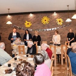 Dyrektor DPS Rzetnia Zbigniew Tomczyk, Starosta Kepiński Robert Kieruzal, Członek Zarządu Krystyna Możdżanowska, Wiceprzewodnicząca Powiatowej Społecznej Rady ds. Osób Niepełnosprawnych Grażyna Jany, Sekretarz Powiatu Magdalena Osada, Skarbnik Powiatu Marcin Trojak i pensjonariusze DPS Rzetnia