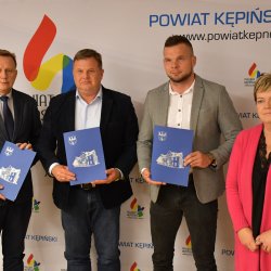 członek zarządu Marek Potarzycki, starosta Robert Kieruzal, prezes KPDM Kamil Mega,prokurent Małgorzata Szuwart