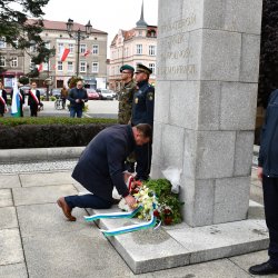 Starosta Kępiński Robert Kieruzal składa kwiaty pod pomnikiem