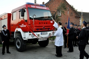 Poświęcono nowy wóz strażacki w Trębaczowie