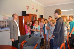 Uczniowie z Gimnazjum im. Jana Pawła II w Mikorzynie z wizytą w Starostwie Powiatowym 